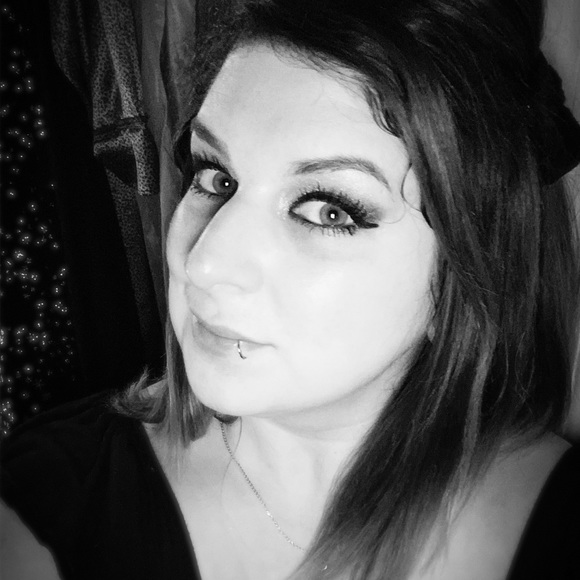 Meet your Posher, April - Picture 2 of 2